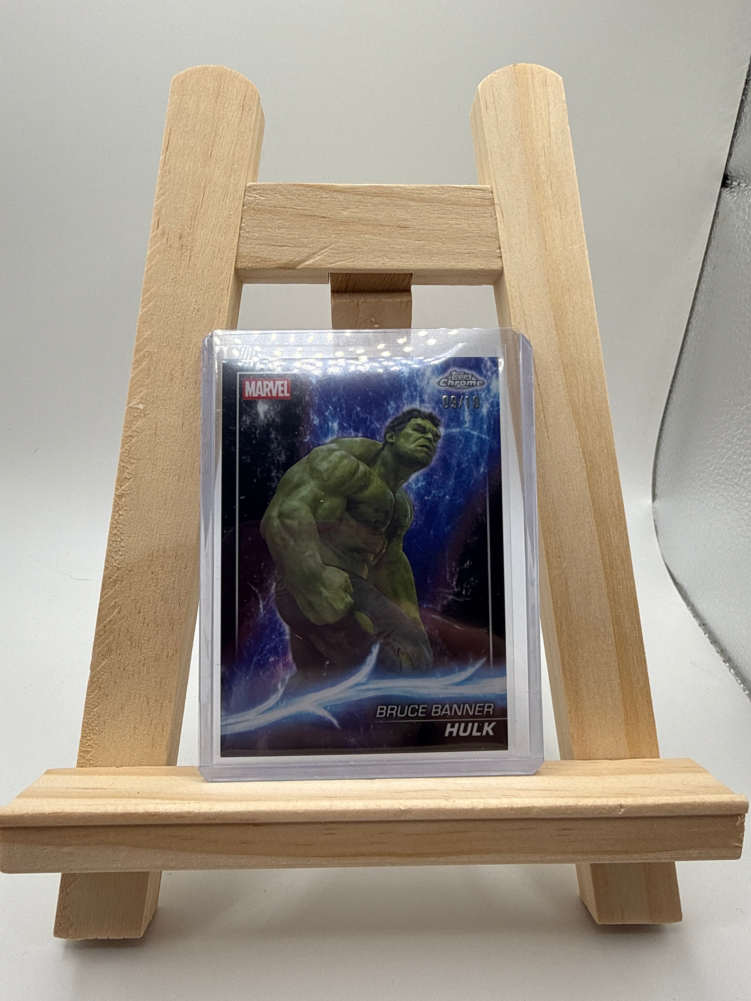 Topps Chrome 2025 Marvel Edition Bruce Banner / Hulk Nummerierung 09/10 - Vorderseite