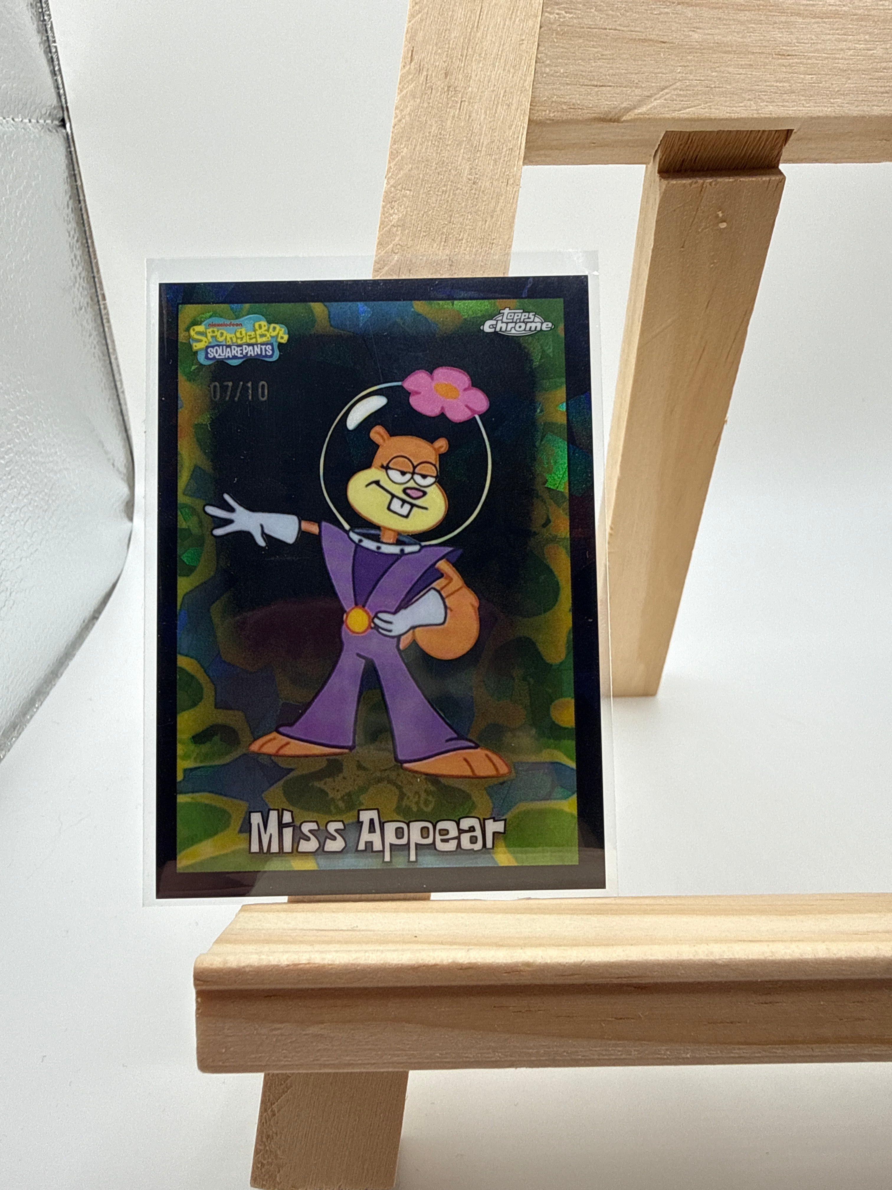 2025 Topps Chrome Spongebob Saphire Edition Miss Appear Black /10 - Vorderseite
